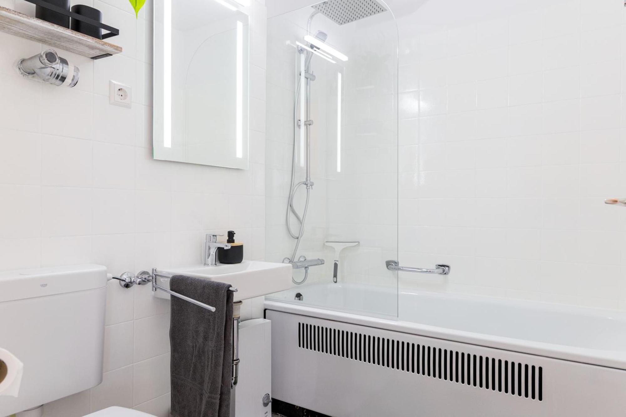 Relax-apartments - Indoor-pool - Sauna - Kueche - Kostenlos Parken - Balkon - Teilweise Massagesessel - 85 Zoll Smart-tv